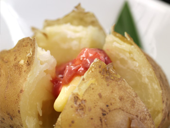 ジャガバター酒盗のせ<br>Buttered Potato topped with Marinated Salty Bonito Offcuts