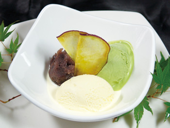 抹茶とバニラと小倉あんの三点盛<br>Matcha, Vanilla and Ogura Red Bean Assorted Ice Cream