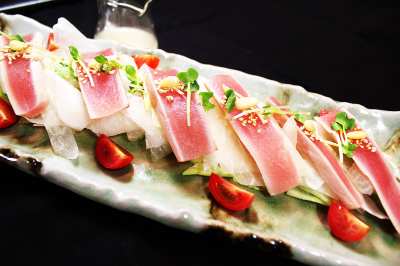 マグロのたたきあっさりサラダ<br>Refreshing Seared Tuna Salad