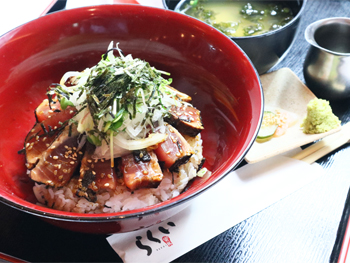 名物藁焼き　カツオのタレタタキ丼<br>Speciality straw Fired Bonito tataki bowl on Sauce
