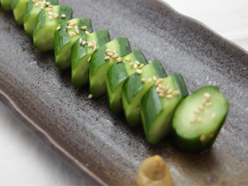 一本きゅうり漬け<br>A Whole Cucumber Seasoned with Salt