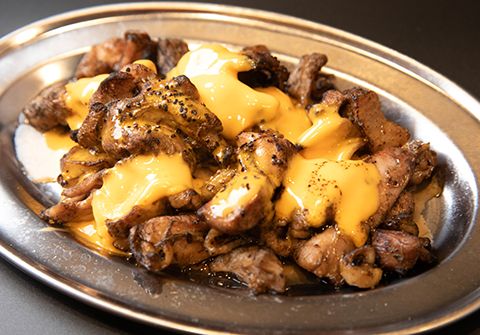 チーズ炭火もも焼き<br>Charcoal-grilled Chicken Thigh with Cheese