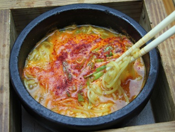 石焼辛めん<br>Stone-Grilled Spicy Noodles