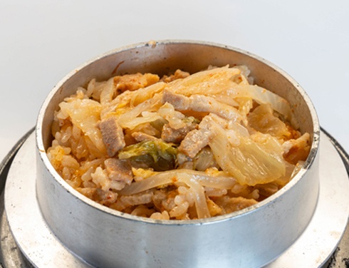 旨辛 豚キムチ釜めし<br> Rice with Pork kimchi