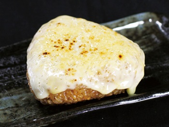 チーズ焼きおにぎり<br>Toasted Rice Ball with Cheese and Soy Sance