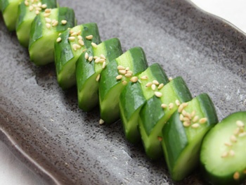 1本きゅうり<br>A Whole Cucumber Seasoned with Salt